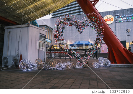 [神戸メリケンパーク]クリスマスのイルミネーションが美しい風景 133732919