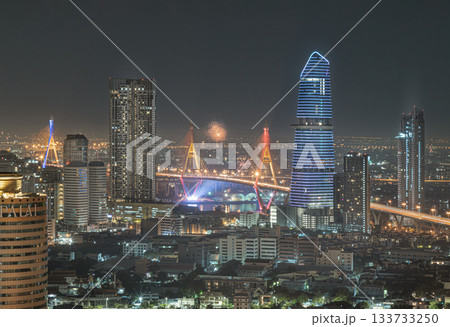 New Year's Eve fireworks burst over Bangkok's Bhumibol Bridge, creating a beautiful city view. 133733250