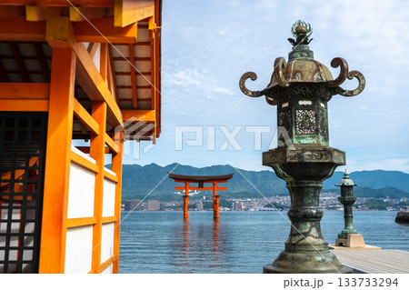 Itsukushima Shrine and iconic torii gate on Miyajima island, Japan Itsukushima Shrine and iconic torii gate on Miyajima island, Japan 133733294