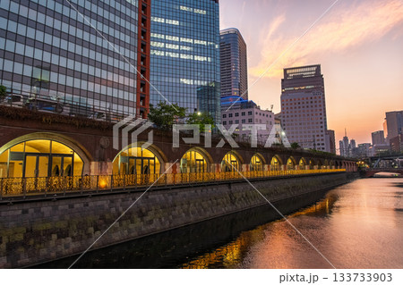 東京都千代田区 夕暮れの秋葉原、万世橋から見る神田川 133733903