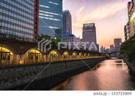 東京都千代田区 夕暮れの秋葉原、万世橋から見る神田川 133733904