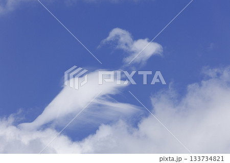 面白い形の雲 133734821