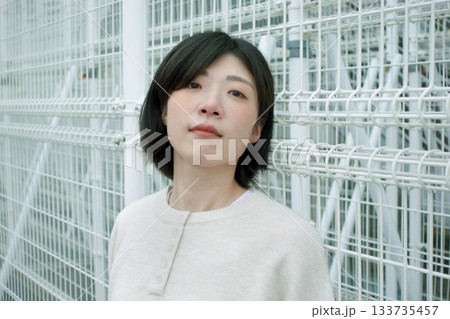柵の前に立つ女性 柵の前に立つ女性 133735457