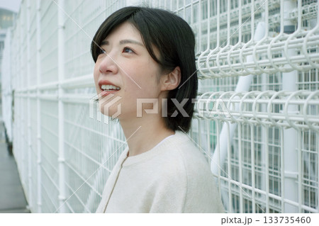 柵の前に立つ女性 柵の前に立つ女性 133735460