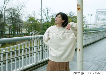 落ち着いた表情で景色を見上げる女性 133735635