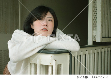 静かな街角で思案する女性の横顔 133735708
