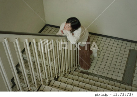 階段で立ち止まる女性 133735737