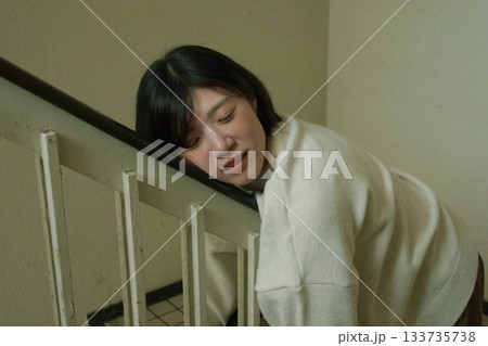 階段で立ち止まる女性 階段で立ち止まる女性 133735738