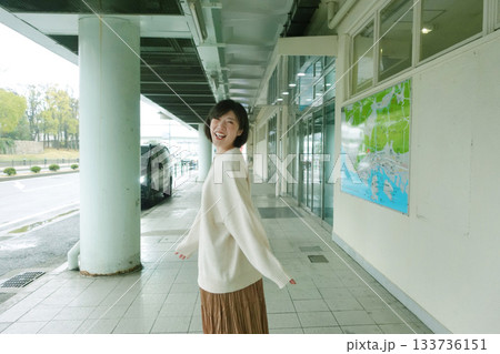 振り向く女性 振り向く女性 133736151