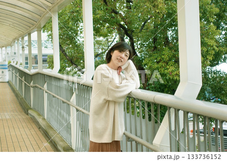 不安な表情でこちらを見る女性 不安な表情でこちらを見る女性 133736152