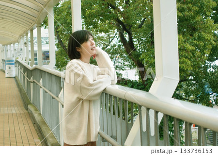 不安な表情でこちらを見る女性 不安な表情でこちらを見る女性 133736153