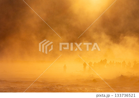 毛嵐に包まれる朝焼けの海岸と人 毛嵐に包まれる朝焼けの海岸と人 133736521