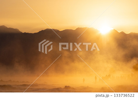 立山連峰を照らす雨晴海岸の朝日 133736522