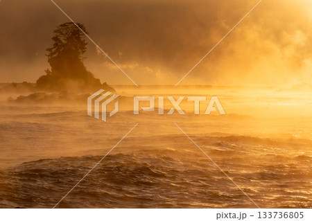 女岩と朝焼けに舞う幻想的な毛嵐 女岩と朝焼けに舞う幻想的な毛嵐 133736805