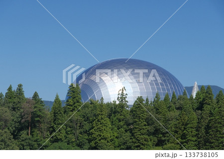 田園地帯から見る福井県立恐竜博物館の恐竜ホール 田園地帯から見る福井県立恐竜博物館の恐竜ホール 133738105