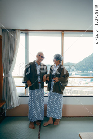 浴衣姿の高齢夫婦が窓辺で佇むシーン 浴衣姿の高齢夫婦が窓辺で佇むシーン 133738249