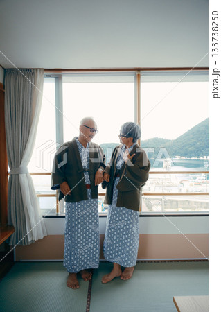 浴衣姿の高齢夫婦が窓辺で佇むシーン 浴衣姿の高齢夫婦が窓辺で佇むシーン 133738250
