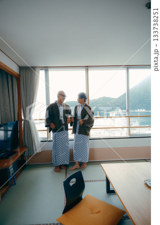 浴衣姿の高齢夫婦が窓辺で佇むシーン 浴衣姿の高齢夫婦が窓辺で佇むシーン 133738251