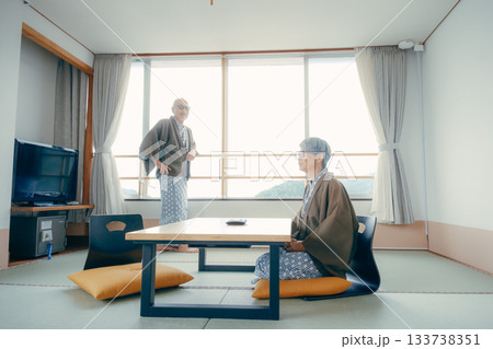 和室でくつろぐ高齢夫婦の旅館シーン 和室でくつろぐ高齢夫婦の旅館シーン 133738351