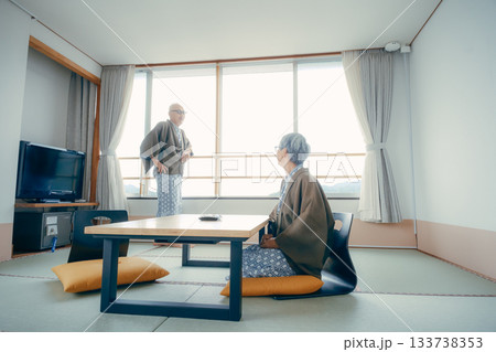 和室でくつろぐ高齢夫婦の旅館シーン 和室でくつろぐ高齢夫婦の旅館シーン 133738353