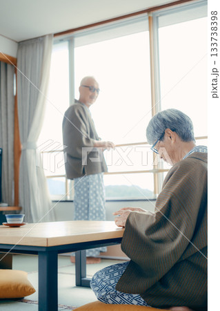 スマホで景色を撮る高齢夫婦の旅館シーン 133738398