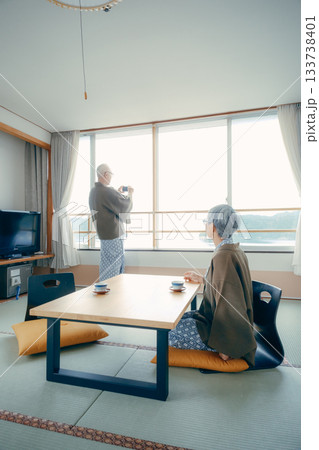 スマホで景色を撮る高齢夫婦の旅館シーン スマホで景色を撮る高齢夫婦の旅館シーン 133738401