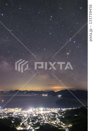 瀬戸内の早春の星景　多島美の夜景と昇る天の川 133739456