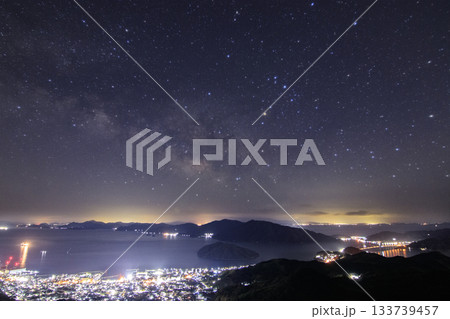 瀬戸内の早春の星景 多島美の夜景と昇る天の川 瀬戸内の早春の星景 多島美の夜景と昇る天の川 133739457