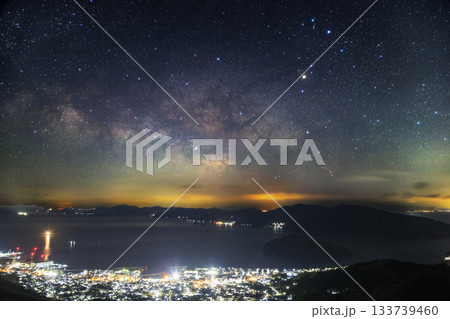 瀬戸内の早春の星景 港街の夜景と天の川 瀬戸内の早春の星景 港街の夜景と天の川 133739460
