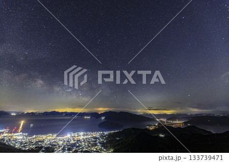 早春の瀬戸内の星景　港町の夜景と多島美の空の天の川 133739471