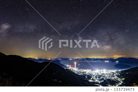 早春の瀬戸内の星景 港町の夜景と多島美の空の天の川 早春の瀬戸内の星景 港町の夜景と多島美の空の天の川 133739473