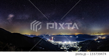 早春の瀬戸内の星景 港町の夜景と多島美の空の天の川パノラマ写真 早春の瀬戸内の星景 港町の夜景と多島美の空の天の川パノラマ写真 133739474