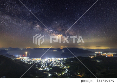 早春の瀬戸内の星景　港町の夜景と多島美の空の天の川 133739475