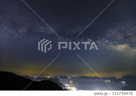 早春の瀬戸内の星景 港町の夜景と多島美の空の天の川 早春の瀬戸内の星景 港町の夜景と多島美の空の天の川 133739478