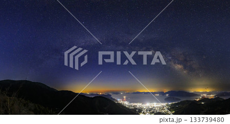 早春の瀬戸内の薄明の星景 港町の夜景と多島美の空の天の川アーチ 早春の瀬戸内の薄明の星景 港町の夜景と多島美の空の天の川アーチ 133739480