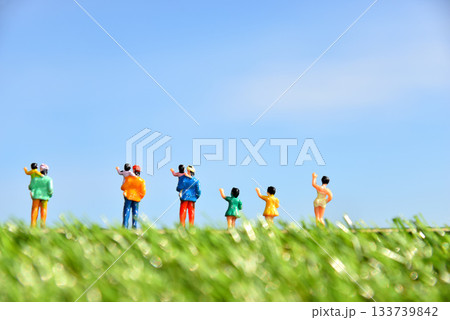 青空の下で手を振る人々イメージ 133739842