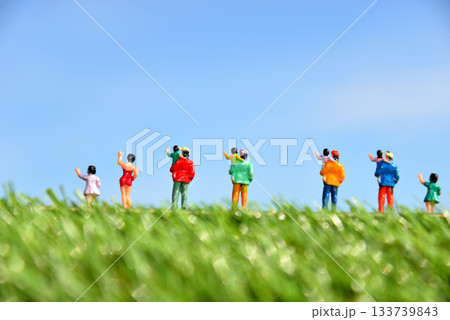 青空の下で手を振る人々イメージ 133739843