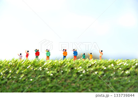 青空の下で手を振る人々イメージ 133739844