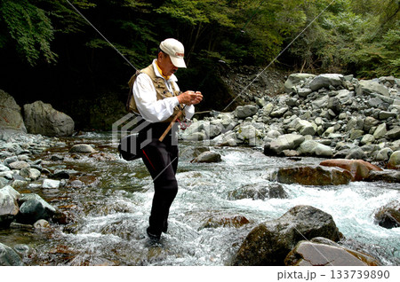 神ノ川と伊勢沢合流点付近の神ノ川の流れと釣り人 神ノ川と伊勢沢合流点付近の神ノ川の流れと釣り人 133739890