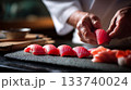 マグロの寿司を握る板前 133740024