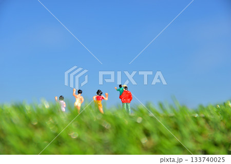 青空の下で手を振る人々イメージ 青空の下で手を振る人々イメージ 133740025