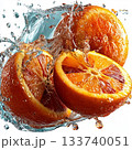 新鮮なブラッドオレンジとダイナミックな水しぶき 133740051