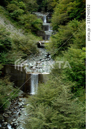 下から見上げると堰堤だらけの彦江門谷 下から見上げると堰堤だらけの彦江門谷 133740052