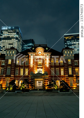 東京駅丸の内駅前広場から見る夜景の駅舎（辰野式ルネッサンスのデザイン）大正ロマンの赤レンガ 133740073