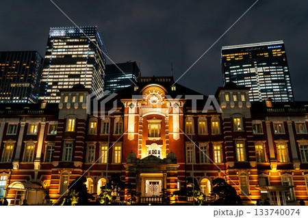東京駅丸の内駅前広場から見る夜景の駅舎(辰野式ルネッサンスのデザイン)大正ロマンの赤レンガ 東京駅丸の内駅前広場から見る夜景の駅舎(辰野式ルネッサンスのデザイン)大正ロマンの赤レンガ 133740074