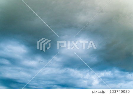 夏の空　雲が広がる曇天の空01 133740089