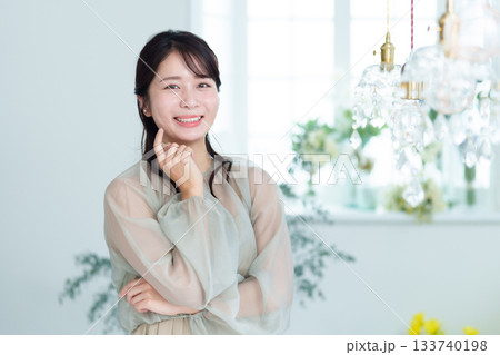女性　ロングヘア　ヘアセット　ポートレート 133740198
