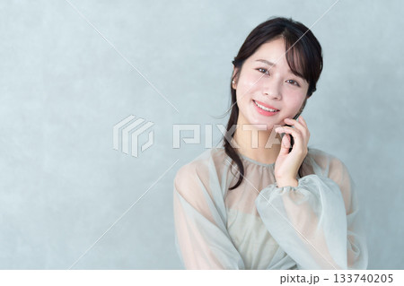 女性　ロングヘア　ヘアセット　ポートレート 133740205