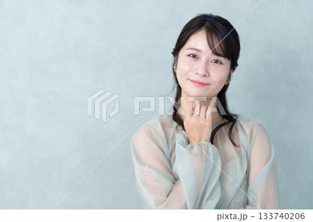 女性　ロングヘア　ヘアセット　ポートレート 133740206