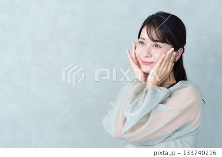 女性　ロングヘア　ヘアセット　ポートレート 133740216